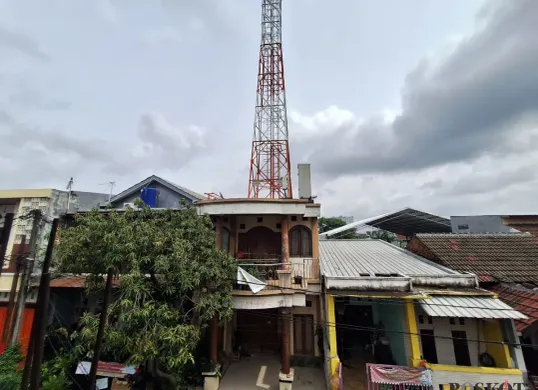 Tower BTS setinggi 25 meter berada di atas rumah warga di Telaga Mas Blok K, Kelurahan Harapan Baru, Kecamatan Bekasi Utara, Kota Bekasi. Minggu, 2 Februari 2025. (Sumber: Poskota/Ihsan Fahmi)