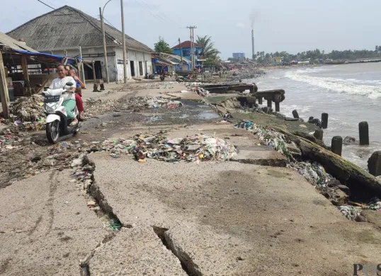 Kondisi kawasan TPI milik Pemprov Banten di Desa Teluk, Kecamatan Labuan, Pandeglang yang memprihatinkan, Minggu, 2 Februari 2025. (Sumber: Poskota/Samsul Fatoni)