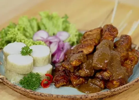 Resep sate ayam sambal kacang ala Rudy Choirudin (Sumber: Tangkap Layar YouTube/Simple Rudy)