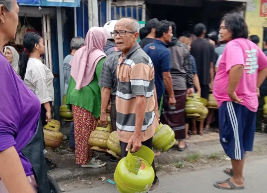 Sejumlah masyarakat di kabupaten Bandung mengantri gas LPG 3 kilogram di Agen Gas daerah Desa Ganda Sari Kabupaten Bandung pada Senin, 3 Februari 2025. (Foto: Yugi Prasetyo/Poskota)