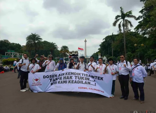 Ratusan dosen ASN menggelar aksi unjuk rasa pembayaran Tukin di sekitar kawasan monumen nasional (Monas), Jakarta Pusat, Senin, 3 Februari 2025. (Sumber: Poskota/Ali Mansur)