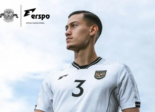 Jay Idzes jadi model peluncuran jersey away Timnas Indonesia yang resmi dirilis Erspo. (Sumber: Instagram @erspo.official)