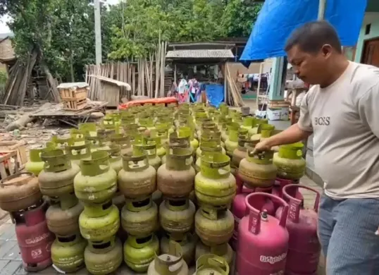 Pemilik pangkalan gas LPG 3 kg di Lebak menyusun puluhan tabung gas. (Sumber: Dok. Warga)