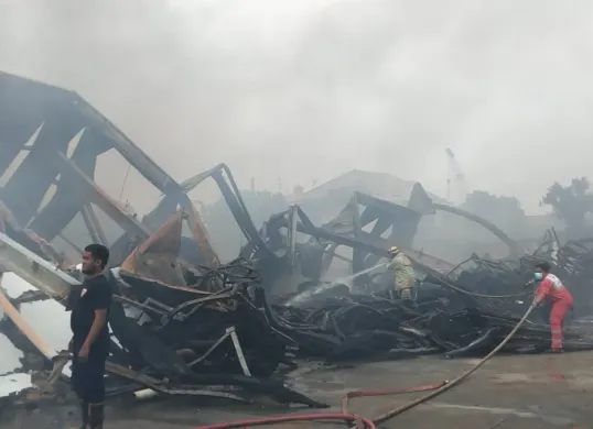 Petugas pemadam kebakaran saat berada di lokasi komplek gudang Bizhub, Tambun Selatan, Kabupaten Bekasi. (Sumber: Dok. Dinas Damkar Kabupaten Bekasi)