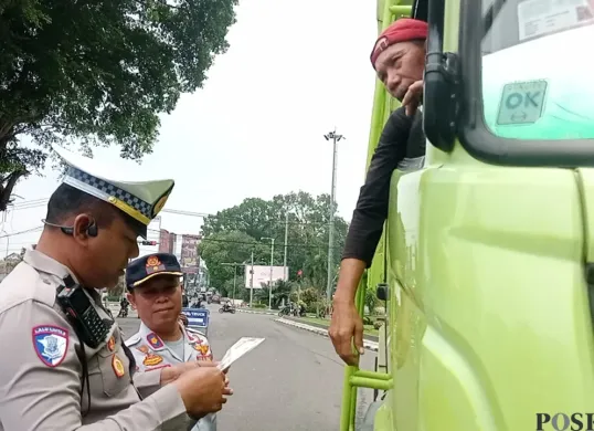 Razia truk ODOL di depan Pos Lantas Wisma Karya, Subang, Jawa Barat, Senin, 3 Februari 2025. (Sumber: Poskota/Gatot Poedji Utomo)