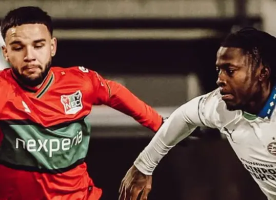 Calvin Verdonk (kiriI dinilai membuat Johan Bakayoko (kanan) kesulitan dalam laga NEC Nijmegen kontra PSV Eindhoven. (Sumber: Instagram/@c.verdonk)