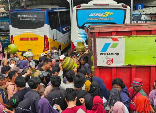 Warga mengepung truk pengangkut gas LPG 3 kg di Tigaraksa, Tangerang (Sumber: Poskota/Veronica)