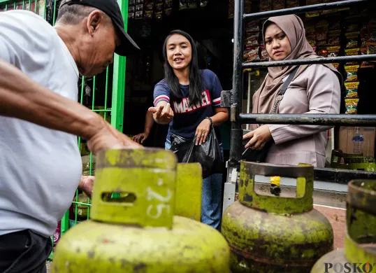 Menteri ESDM mengatakan bahwa tahun depan membeli gas lPG 3 Kg wajib menggunakan NIK KTP (Sumber: Poskota/Bilal Nugraha Ginanjar)
