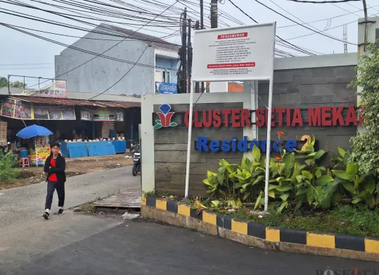 Seseorang melintasi perumahan Cluster Setia Mekar Residence 2, di Tambun Utara, Kabupaten Bekasi, Senin, 3 Februari 2025. (Sumber: Poskota/Ihsan Fahmi)