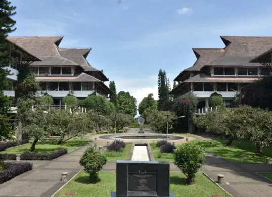 kampus ITB, universitas terbaik di Bandung. (Sumber: itb.ac.id)