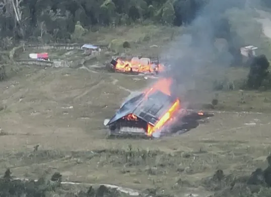 KKB membakar dua bangunan gedung Sekolah Dasar (SD) dan dua bangunan kantor dibakar KKB akibat urusan asmara di Distrik Sinak, Kabupaten Puncak, Papua Tengah. (Sumber: Dok. Operasi Damai Cartenz)