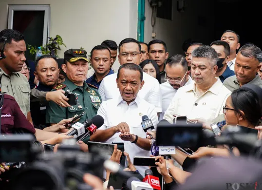 Menteri ESDM Bahlil Lahadalia menunggu hasil uji lab Lemigas untuk menyelidiki keluhan motor brebet usai isi Pertalite di Jatim. Simak langkah investigasi dan wilayah terdampak selengkapnya di sini. (Sumber: Poskota/Bilal Nugraha Ginanjar)