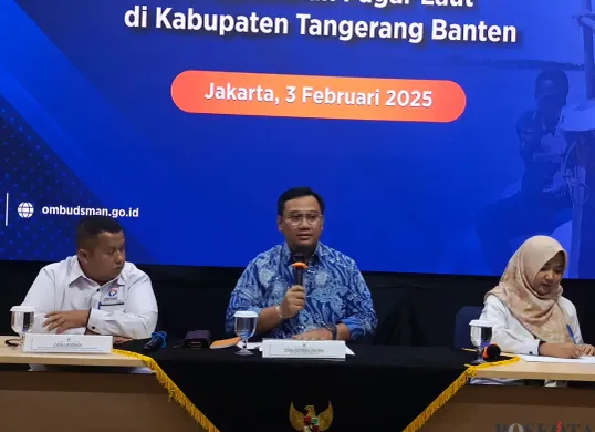 Kepala Perwakilan Ombudsman Provinsi Banten Fadli Afriadi (kiri), anggota Ombudsman Yeka Hendra Fatika (tengah) memaparkan hasil investigasi pagar laut Tangerang di Kantor Ombudsman RI, Jakarta, Senin, 3 Februari 2025. (Sumber: Poskota/Ali Mansur)