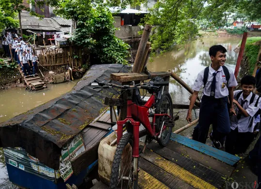 Jasa Penyebrangan Perahu Eretan di Kali Pesanggrahan