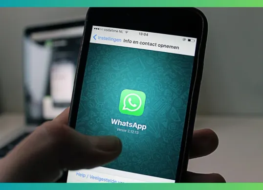 Cara gunakan fitur musik di status WhatsApp. (Canva)