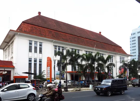 Gedung Kantor Pos Besar Kota Bandung yang menjadi salah satu bangunan cagar budaya. (Sumber: Dok. Kemdikbud)