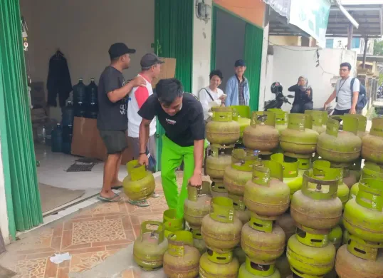 Warung pengecer gas Lpg ukuran 3 kilo gram di Lebak saat menerima pasokan gas dari distributor. (Sumber: Dok. Warga)