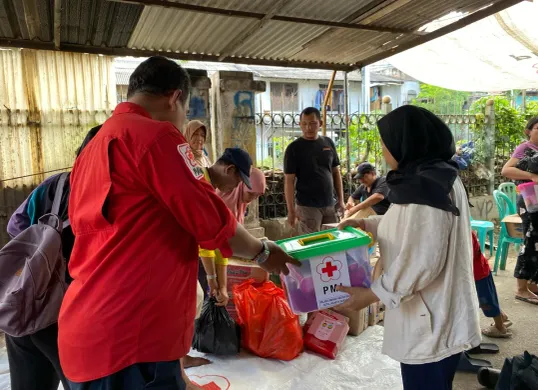 PMI Jakarta Barat salurkan bantuan bagi warga terdampak kebakaran di kawasan Kebon Jeruk, Rabu, 5 Februari 2025. (Sumber: Dok. PMI Jakbar)