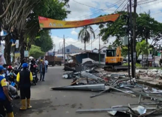 Suasana pembongkaran puluhan kios di lahan RTH Taman Sari. (Sumber: Poskota/Rahmat Haryono)