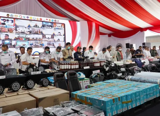 Menkeu Sri Mulyani  dan Menteri Koordinator Bidang Politik dan Keamanan (Menko Polkam) Budi Gunawan dalam konferensi Pers Desk Pencegahan dan Pemberantasan Penyelundupan di Pelabuhan Tanjung Perak, Surabaya. (Sumber: Dok Instagram Menkeu Sri Mulyani)