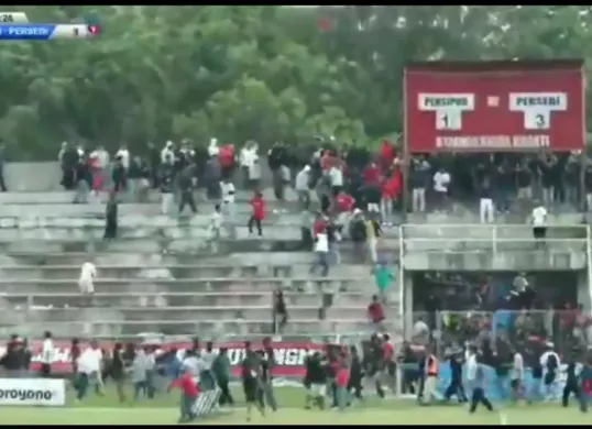 Kericuhan suporter terjadi di laga antara Persipur vs Persebi, Polres Grobogan amankan sejumlah suporter. (Sumber: X/ garagarabola_)