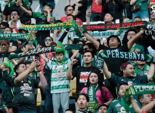 Persebaya didesak Bonek Mania untuk hari kemenangan saat laga kontra Persis Solo. (Sumber: X/ persebayaupdate)