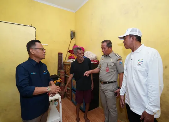 Wali Kota Jakut, Ali Maulana (kedua dari kanan) dan General Manager PLN UID Jakarta Raya, Lasiran (paling kiri) tinjau rumah warga yang dapat bantuan sanitasi di Jakarta Utara. (Sumber: Dok. PLN UID Jakarta Raya)