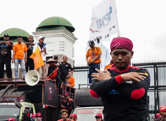 Aksi Buruh Tuntut Pengesahan UU Ketenagakerjaan Baru