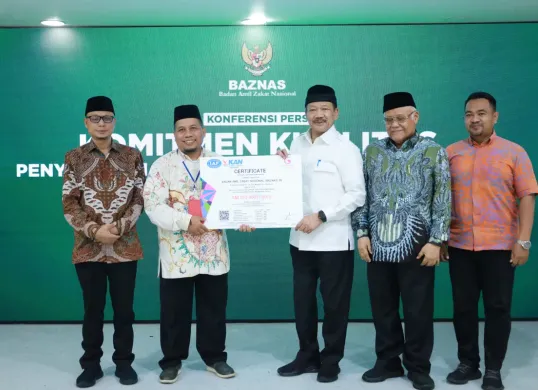 Ketua Baznas RI, Prof. KH. Noor Achmad menerima dua sertifikat ISO yang diserahkan perwakilan PT Garuda Sertifikasi Indonesia Eko Sutrisno di Gedung Baznas RI, Jakarta, Rabu, 5 Februari 2025. (Sumber: Dok. Baznas)