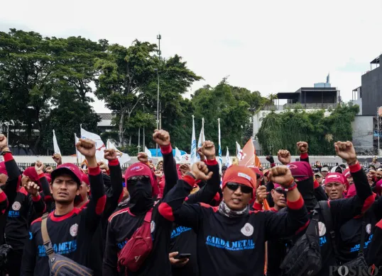 Sejumlah buruh berunjuk rasa dengan menampilkan teatrikal pencak silat di depan kompleks Parlemen, Senayan, Jakarta Pusat, Kamis, 6 Februari 2025. (Sumber: Poskota/Bilal Nugraha Ginanjar)