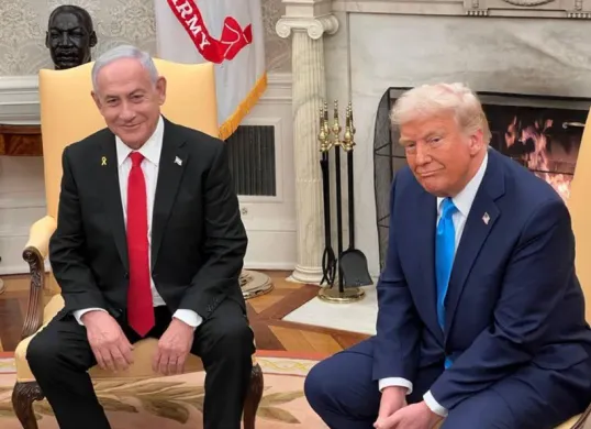 Presiden AS Donald Trump saat bertemu dengan Perdana Menteri Israel, Benjamin Netanyahu. (Sumber: X/@VividProwess)