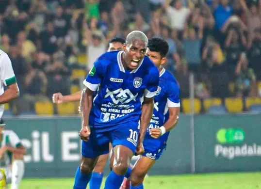 Ekspresi pemain PSPS Pekanbaru, Jhon Mena setelah sukses mengeksekusi tendangan penalti di laga kontra Deltras FC pada pekan 4 Grup X Liga 1 2024-25. (Sumber: Instagram @pspsriau)