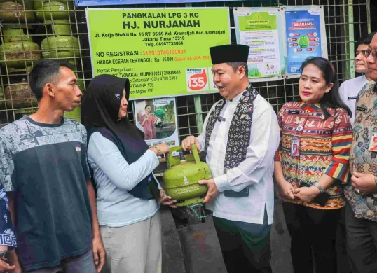 Pj Gubernur DKI Jakarta Teguh Setyabudi meninjau pangkalan gas 3 kilogram di Jalan Kerja Bhakti Nomor 16 RT 05/09, Kramat Jati, Jakarta Timur, Jumat, 7 Februari 2025. (Sumber: Dok. Kominfotik Jakarta)