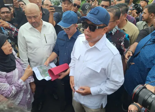 Menteri ATR/BPN, Nusron Wahid mengungkapkan penyebab kebakaran kantornya. (Sumber: Poskota/Ihsan Fahmi)