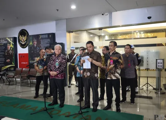 Konferensi pers Kejaksaan Agung (Kejagung) penetapan Dirjen Anggaran Kemenkeu Isa Rachmatarwata sebagai tersangka kasus korupsi PT Jiwasraya, di Kejaksaan Agung (Kejagung), Jakarta Selatan, Jumat, 7 Februari 2025. (Sumber: Poskota/Ali Mansur)