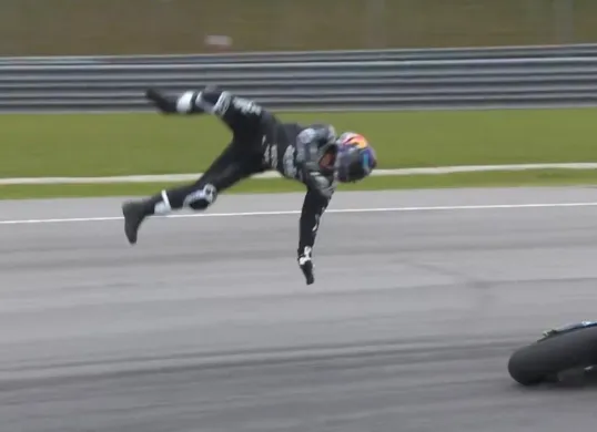 Tangkap layar saat Jorge Martin mengalami kecelakaan fatal dalam sesi tes pramusim di Sirkuit Sepang, Malaysia, Rabu, 5 Februari 2025. (Sumber: Vidio)