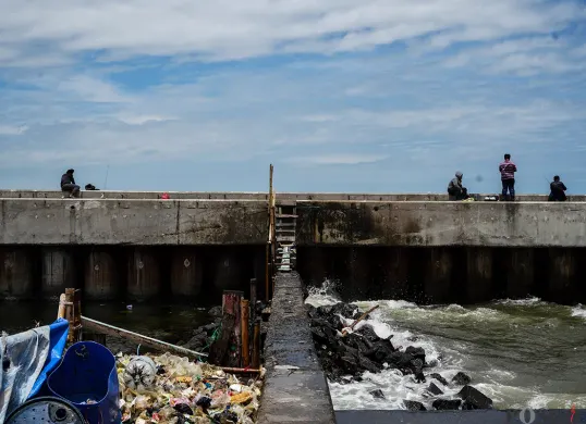 Kabar mengenai tanggul Jakarta jebol sedang viral di media sosial. (Sumber: Poskota/Bilal Nugraha Ginanjar)