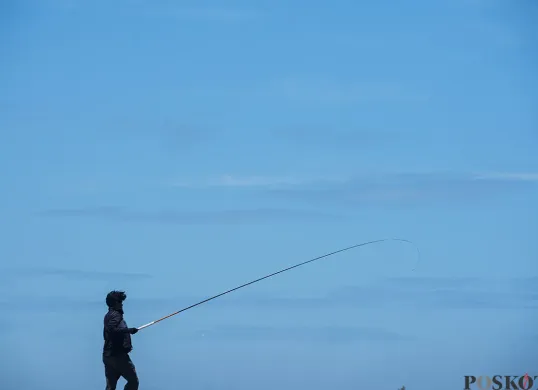 Memancing di Tanggul Muara Baru