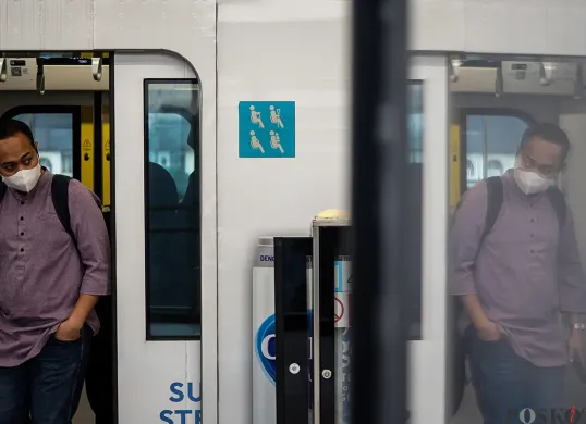 Sejumlah penumpang menaiki kereta moda raya terpadu (MRT) Jakarta di Stasiun Senayan Mastercard dan Stasiun Cipete Tuku, Jakarta, Jumat, 7 Februari 2025. (Sumber: Poskota/Bilal Nugraha Ginanjar)