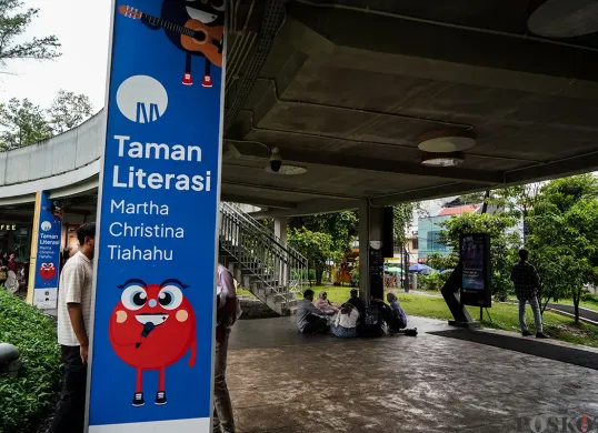 Warga beraktivitas sambil menikmati suasana dan fasilitas yang tersedia di Taman Literasi Martha Tilahu, Jakarta Selatan, Selasa, 4 Februari 2025, lalu. (Sumber: Poskota/Bilal Nugraha Ginanjar)