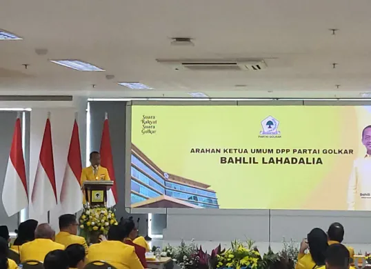 Menteri ESDM, Bahlil Lahadalia yang juga Ketua Umum Partai Golkar saat berbicara di acara Rakernas Partai Golkar, Sabtu, 8 Februari 2025. (Sumber: Poskota/Pandi Ramedhan)