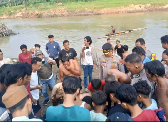 Petugas Polsek Kragilan saat melakukan pemeriksaan korban sebelum diserahkan kepada pihak keluarga. (Sumber: Dok. Polsek Kragilan)