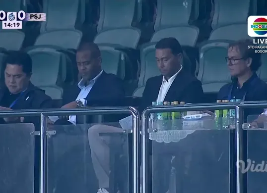 Tangkap layar pelatih Timnas Indonesia, Patrick Kluivert, bersama Ketua Umum PSSI, Erick Thohir, hadir menyaksikan langsung pertandingan Liga 1, Dewa United vs Persija. (Sumber: Vidio)