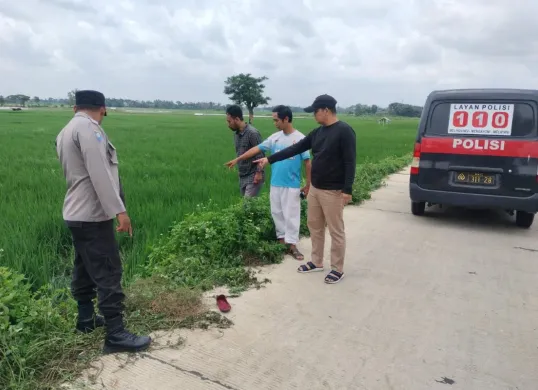 Personel Polsek Carenang melakukan olah TKP kasus dugaan rudapaksa di Jalan Kampung Salawe, Desa Mekar Sari, Kecamatan Binuang, Kabupaten Serang. (Sumber: Dok. Polsek Carenang)