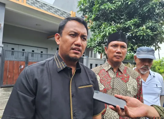 Anggota DPRD Kota Bekasi, Fraksi PKS, Muhammad Kamil (kemeja hitam) saat menanggapi kisruh tower BTS di Perum Telaga Mas, Minggu, 9 Februari 2025. (Sumber: Poskota/Ihsan Fahmi)