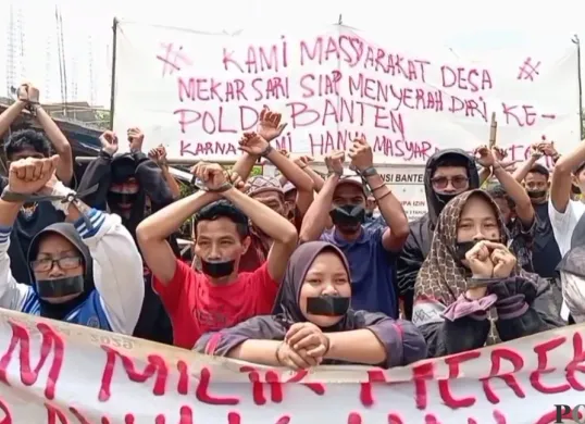 Puluhan warga Kampung Papanggo, Desa Mekarsari, Kecamatan Rangkasbitung, Lebak, saat melakukan akai tutup mulut dan ikat tangan. (Sumber: Dok. Warga)