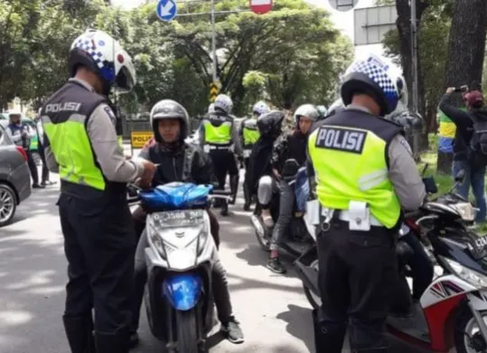 Polisi merazia pengendara yang melanggar dan tidak membawa surat lengkap. (Sumber: Facebook/Lisya)