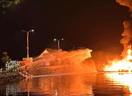 Kebakaran dua kapal KM Tenggiri di Dermaga 20 Ancol, Jakarta Utara, Sabtu, 8 Februari 2025. (Sumber: Dok. Damkar Jakarta Utara)