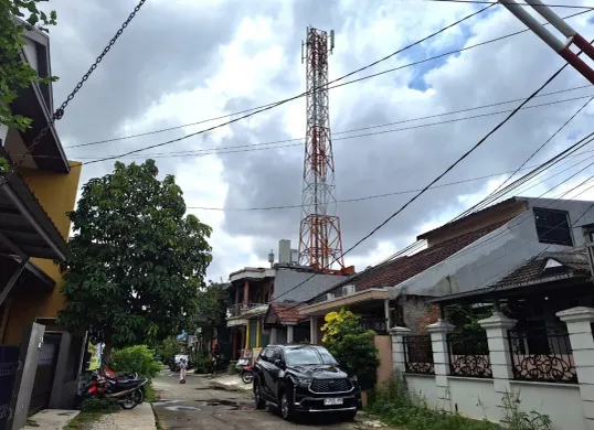 Tower BTS setinggi 25 meter berada di atas rumah warga di Telaga Mas Blok K, Kelurahan Harapan Baru, Kecamatan Bekasi Utara, Kota Bekasi, Minggu, 2 Februari 2025. (Sumber: Poskota/Ihsan Fahmi)