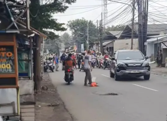 Kondisi jalan berlubang di Jl. Kaliabang Bungur sebabkan seorang pengendara terjatuh, Minggu, 9 Februari 2025. (Sumber: Poskota/Ihsan Fahmi)